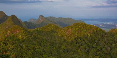 Malezya 'daki Langkawi adasında dağlar ve deniz manzarası