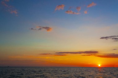Langkawi Adası, Pantaj Cenang, Malezya sahilinde gün batımı