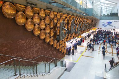 DELHI, INDIA-NOVEMBER 16, 2019: Dokuz mudras (el hareketleri) Delhi, Hindistan 'daki Indira Gandhi Uluslararası Havalimanı' ndaki Terminal 3 kompleksinin girişinde tasarlandı. 16 Kasım 2019