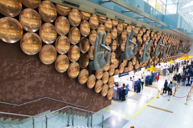 DELHI, INDIA-NOVEMBER 16, 2019: Dokuz mudras (el hareketleri) Delhi, Hindistan 'daki Indira Gandhi Uluslararası Havalimanı' ndaki Terminal 3 kompleksinin girişinde tasarlandı. 16 Kasım 2019