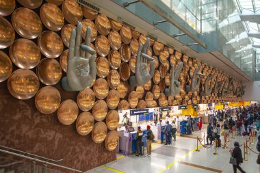 DELHI, INDIA-NOVEMBER 16, 2019: Dokuz mudras (el hareketleri) Delhi, Hindistan 'daki Indira Gandhi Uluslararası Havalimanı' ndaki Terminal 3 kompleksinin girişinde tasarlandı. 16 Kasım 2019