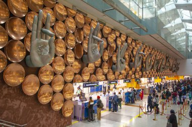 DELHI, INDIA-NOVEMBER 16, 2019: Dokuz mudras (el hareketleri) Delhi, Hindistan 'daki Indira Gandhi Uluslararası Havalimanı' ndaki Terminal 3 kompleksinin girişinde tasarlandı. 16 Kasım 2019
