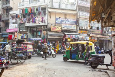 Yeni Delhi / Hindistan - 21 Kasım 2019: Yeni Delhi şehir merkezinde sıcak bir öğleden sonra turist merkezi ana çarşısı manzarası.