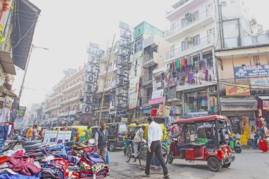 Yeni Delhi / Hindistan - 21 Kasım 2019: Yeni Delhi şehir merkezinde sıcak bir öğleden sonra turist merkezi ana çarşısı manzarası.