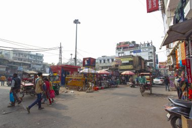 Yeni Delhi / Hindistan - 21 Kasım 2019: Yeni Delhi şehir merkezinde sıcak bir öğleden sonra turist merkezi ana çarşısı manzarası.