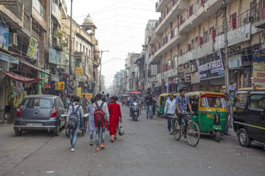 Yeni Delhi / Hindistan - 21 Kasım 2019: Yeni Delhi şehir merkezinde sıcak bir öğleden sonra turist merkezi ana çarşısı manzarası.