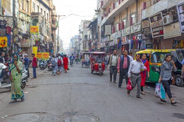 Yeni Delhi / Hindistan - 21 Kasım 2019: Yeni Delhi şehir merkezinde sıcak bir öğleden sonra turist merkezi ana çarşısı manzarası.