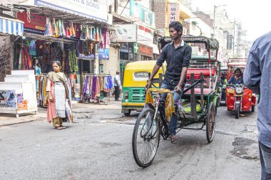 Yeni Delhi / Hindistan - 21 Kasım 2019: Yeni Delhi şehir merkezinde sıcak bir öğleden sonra turist merkezi ana çarşısı manzarası.