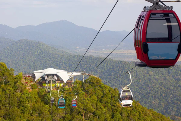 マレーシアのランカウイ島にある山のケーブルカー — ストック写真