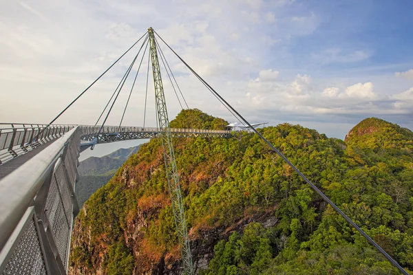 马来西亚的象征之一 兰卡维岛上著名的天空大桥 — 图库照片