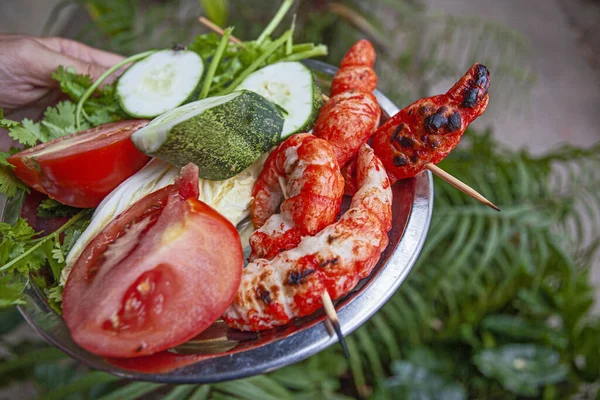 Frischer Garnelensatay Mit Gemüse Auf Dem Teller — Stockfoto