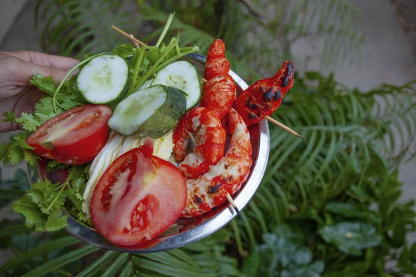 Frischer Garnelensatay Mit Gemüse Auf Dem Teller — Stockfoto