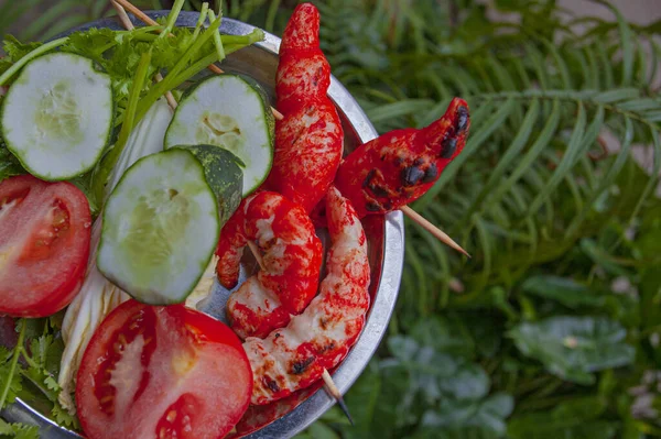 Frischer Garnelensatay Mit Gemüse Auf Dem Teller — Stockfoto