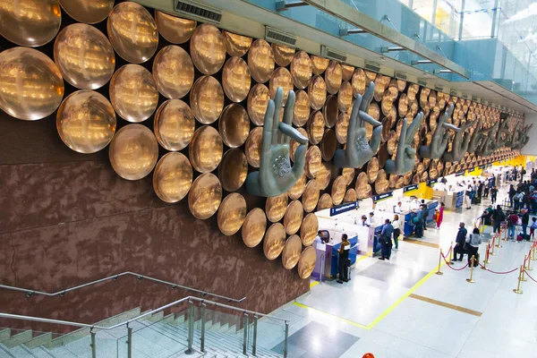 DELHI, INDIA-NOVEMBER 16, 2019: Dokuz mudras (el hareketleri) Delhi, Hindistan 'daki Indira Gandhi Uluslararası Havalimanı' ndaki Terminal 3 kompleksinin girişinde tasarlandı. 16 Kasım 2019