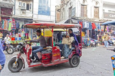 Yeni Delhi / Hindistan - 21 Kasım 2019: Yeni Delhi şehir merkezinde sıcak bir öğleden sonra turist merkezi ana çarşısı manzarası.