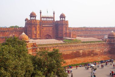Kızıl Kale. Bu kırmızı kumtaşı kalesi, Yeni Delhi, Hindistan 'da bulunan ve Babür İmparatoru' nun evi olarak hizmet veren UNESCO Dünya Mirası bölgesi..