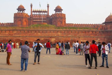 Old DELHI, 21 Kasım 2019 - Kızıl Fort.Bu kırmızı kumtaşı kalesi, Yeni Delhi, Hindistan 'da bulunan ve Babür İmparatoru' nun ikamet ettiği UNESCO Dünya mirası sahası..