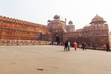 Old DELHI, 21 Kasım 2019 - Kızıl Fort.Bu kırmızı kumtaşı kalesi, Yeni Delhi, Hindistan 'da bulunan ve Babür İmparatoru' nun ikamet ettiği UNESCO Dünya mirası sahası..