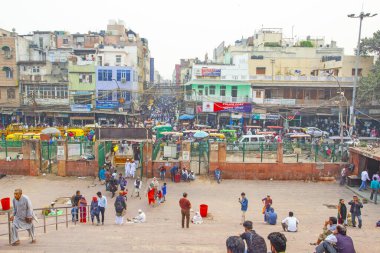 Yeni Delhi, Hindistan - 21 Kasım 2019: Renkli evler, binalar ve kalabalık kalabalık pazar caddeleri, Yeni Delhi 'nin eski kesiminde Jama Mescid yakınlarında tribünler.
