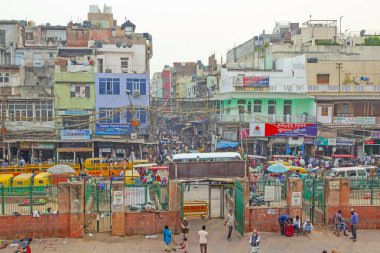Yeni Delhi, Hindistan - 21 Kasım 2019: Renkli evler, binalar ve kalabalık kalabalık pazar caddeleri, Yeni Delhi 'nin eski kesiminde Jama Mescid yakınlarında tribünler.
