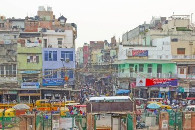 Yeni Delhi, Hindistan - 21 Kasım 2019: Renkli evler, binalar ve kalabalık kalabalık pazar caddeleri, Yeni Delhi 'nin eski kesiminde Jama Mescid yakınlarında tribünler.
