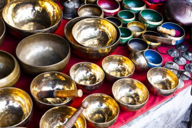 Rishikesh caddesi pazarında metal müzik kaseleri