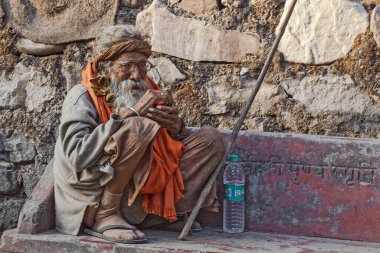 Rishikesh, Uttarakhand / Hindistan - 1 Aralık 2019: Hintli Hindu dindar keşişler (sadhu) ünlü Swarg Ashram çevresindeki hac turisti Rishikesh
