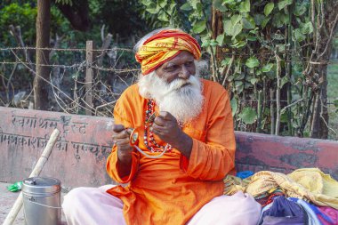 Rishikesh, Uttarakhand / Hindistan - 1 Aralık 2019: Hintli Hindu dindar keşişler (sadhu) ünlü Swarg Ashram çevresindeki hac turisti Rishikesh