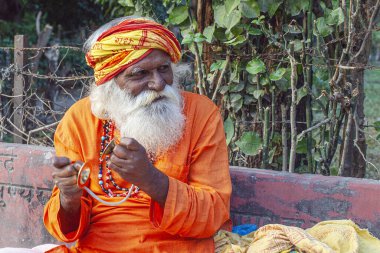 Rishikesh, Uttarakhand / Hindistan - 1 Aralık 2019: Hintli Hindu dindar keşişler (sadhu) ünlü Swarg Ashram çevresindeki hac turisti Rishikesh