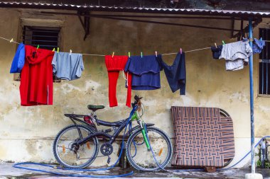 Bisiklet, Rishikesh caddelerindeki evin yanında, Hindistan 'da.