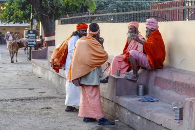Rishikesh, Uttarakhand / Hindistan - 1 Aralık 2019: Hintli Hindu dindar keşişler (sadhu) ünlü Swarg Ashram çevresindeki hac turisti Rishikesh