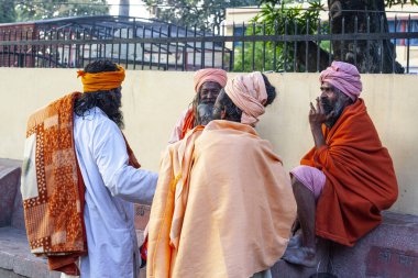 Rishikesh, Uttarakhand / Hindistan - 1 Aralık 2019: Hintli Hindu dindar keşişler (sadhu) ünlü Swarg Ashram çevresindeki hac turisti Rishikesh