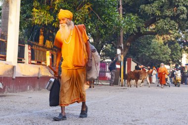 Rishikesh, Uttarakhand / Hindistan - 1 Aralık 2019: Hintli Hindu dindar keşişler (sadhu) ünlü Swarg Ashram çevresindeki hac turisti Rishikesh