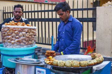 Rishikesh, Uttarakhand, Hindistan - 1 Aralık 2019: Rishikesh 'te sokak yiyecek deposu. Patates kızartması yanıyor. 