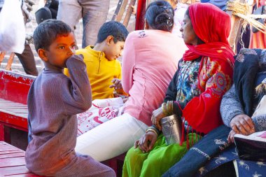 RISHIKESH, INDIA, 1 Aralık 2019: Seyyahlar Hindistan 'ın Uttarakhand eyaletindeki Rishikesh ruhani kasabasında Ganga Nehri' ni geçmek için bir tekneye binerler.