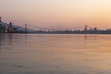 Rishikesh şehri ve Ganga nehri gün batımı görüntüsü Pastel renklerle