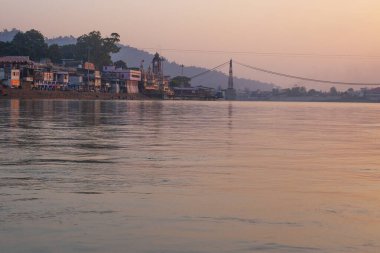 Rishikesh şehri ve Ganga nehri gün batımı görüntüsü Pastel renklerle