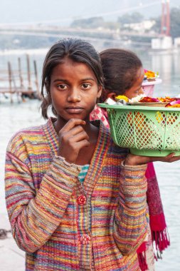 Rishikesh, Uttarakhand - 1 Aralık 2019: Ganga kıyısındaki akşam hindu töreni için çiçek satan çocuklar