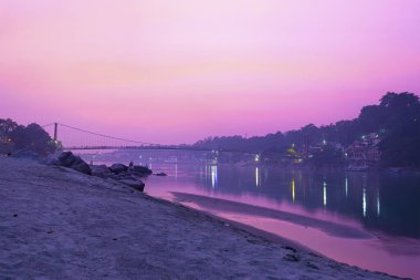 Rishikesh, Hindistan 'daki Ganga nehrinin güzel akşam manzarası.