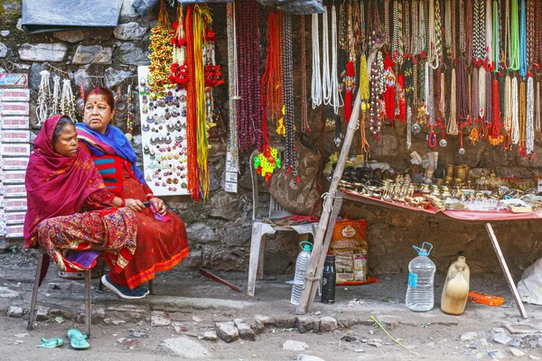 インド ウッタラーカンド州リシケッシュ2019年12月1日 伝統的なインドのサリーを身に着けた女性がリシケッシュ通りでジュエリーを販売 — ストック写真
