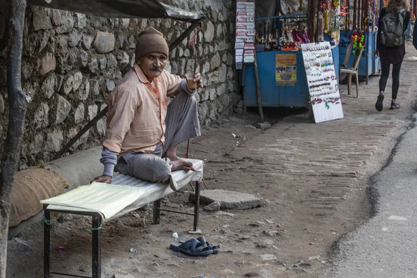 Rishikesh Uttarakhand Indien Dezember 2019 Indischer Mann Trinkt Indischen Tee — Stockfoto