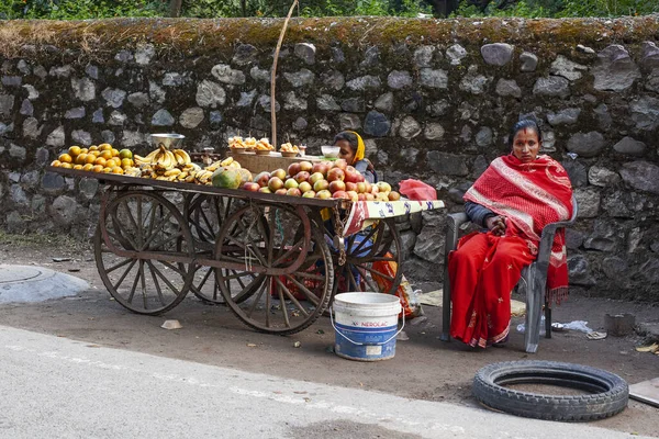 インド ウッタラーカンド州リシケッシュ2019年12月1日 伝統的なインドのサリーを着た女性がフルーツソンを売るリシケッシュ通り — ストック写真