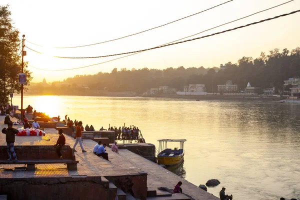 Rishikesh Uttarakhand Prosince 2019 Lidé Čekají Večerní Loužový Obřad Řeky — Stock fotografie