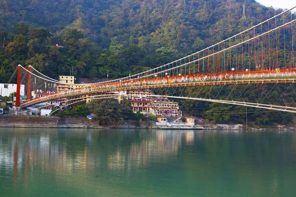 Vackra Ram Jhula Bridge Och Ganga Floden Tas Rishikesh Indien — Stockfoto