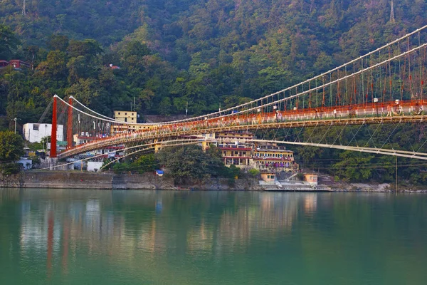 Vackra Ram Jhula Bridge Och Ganga Floden Tas Rishikesh Indien — Stockfoto