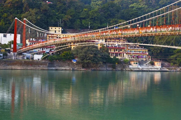 Vackra Ram Jhula Bridge Och Ganga Floden Tas Rishikesh Indien — Stockfoto