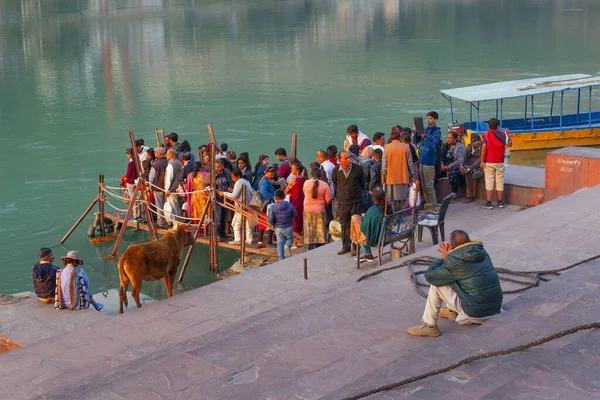 Rishikesh India Grudnia 2019 Pielgrzymi Wsiadają Łodzi Aby Przepłynąć Rzekę — Zdjęcie stockowe