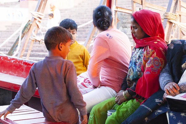 Rishikesh India Prosince 2019 Poutníci Nastupují Loď Překročení Řeky Gangy — Stock fotografie