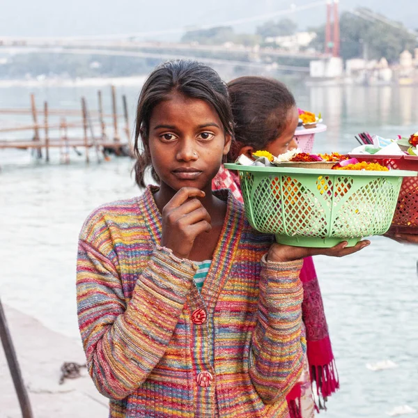 Rishikesh Uttarakhand Diciembre 2019 Niños Vendiendo Flores Para Ceremonia Hindú — Foto de Stock