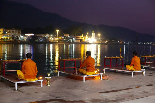 2019年12月1日 インド ウッタラーカンドの聖都リシケシュで ガンガ アルティという夜の光の儀式で ガンガ川 ガンジス川を崇拝する赤い衣を着た聖職者 — ストック写真